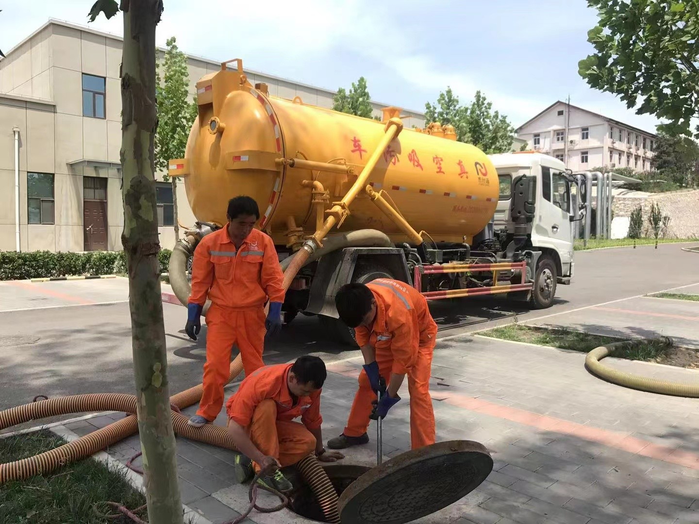 富阳管道疏通车停在窨井附近