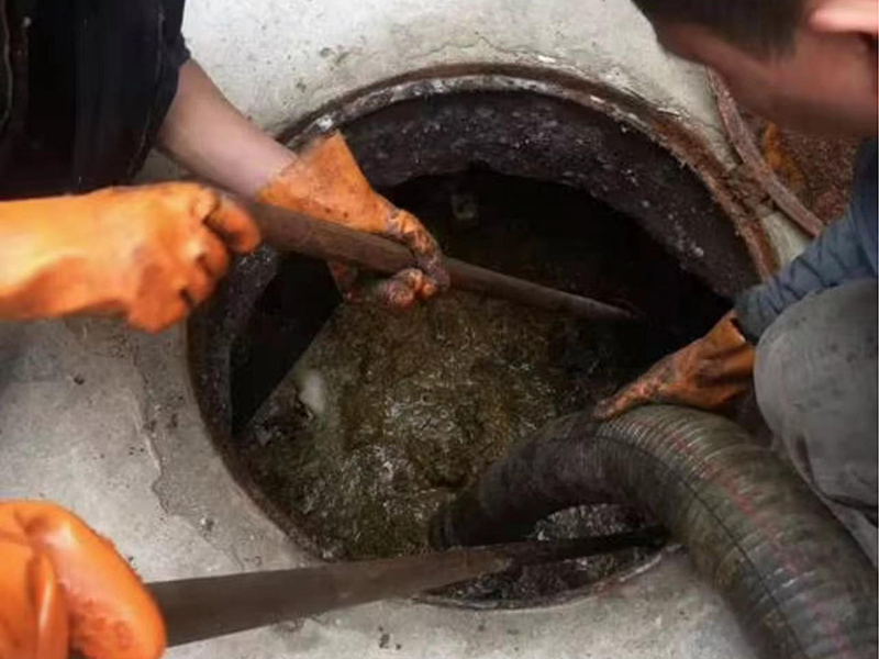 富阳清理化粪池时如何避免沼气的危害？